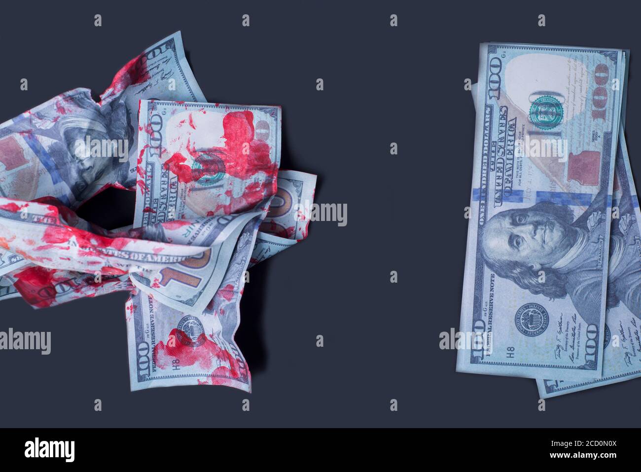 su uno sfondo nero primo piano-in su sbriciolati sanguinoso dollaro fatture dopo a nuovi soldi Foto Stock