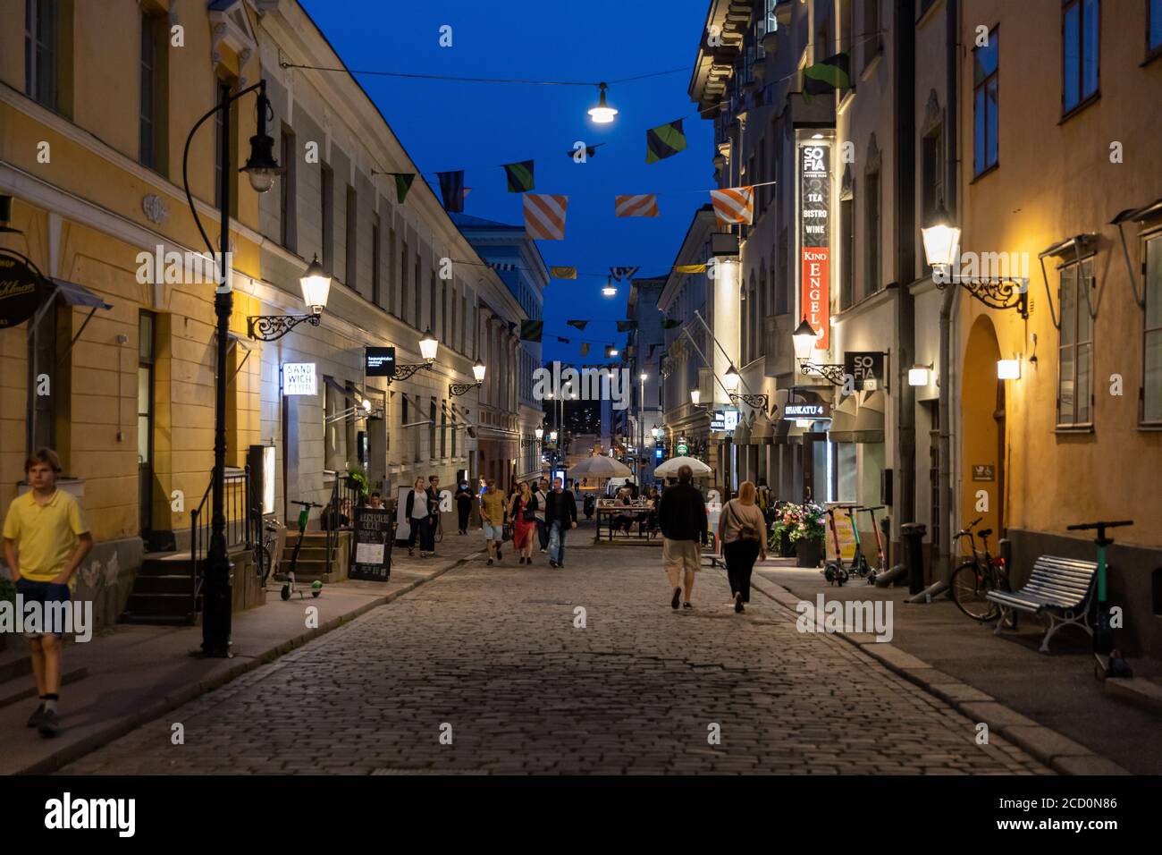 Le ultime calde notti estive portano le persone in strada nel centro di Helsinki nei fine settimana. È tempo di rilassarsi per tutti. Foto Stock