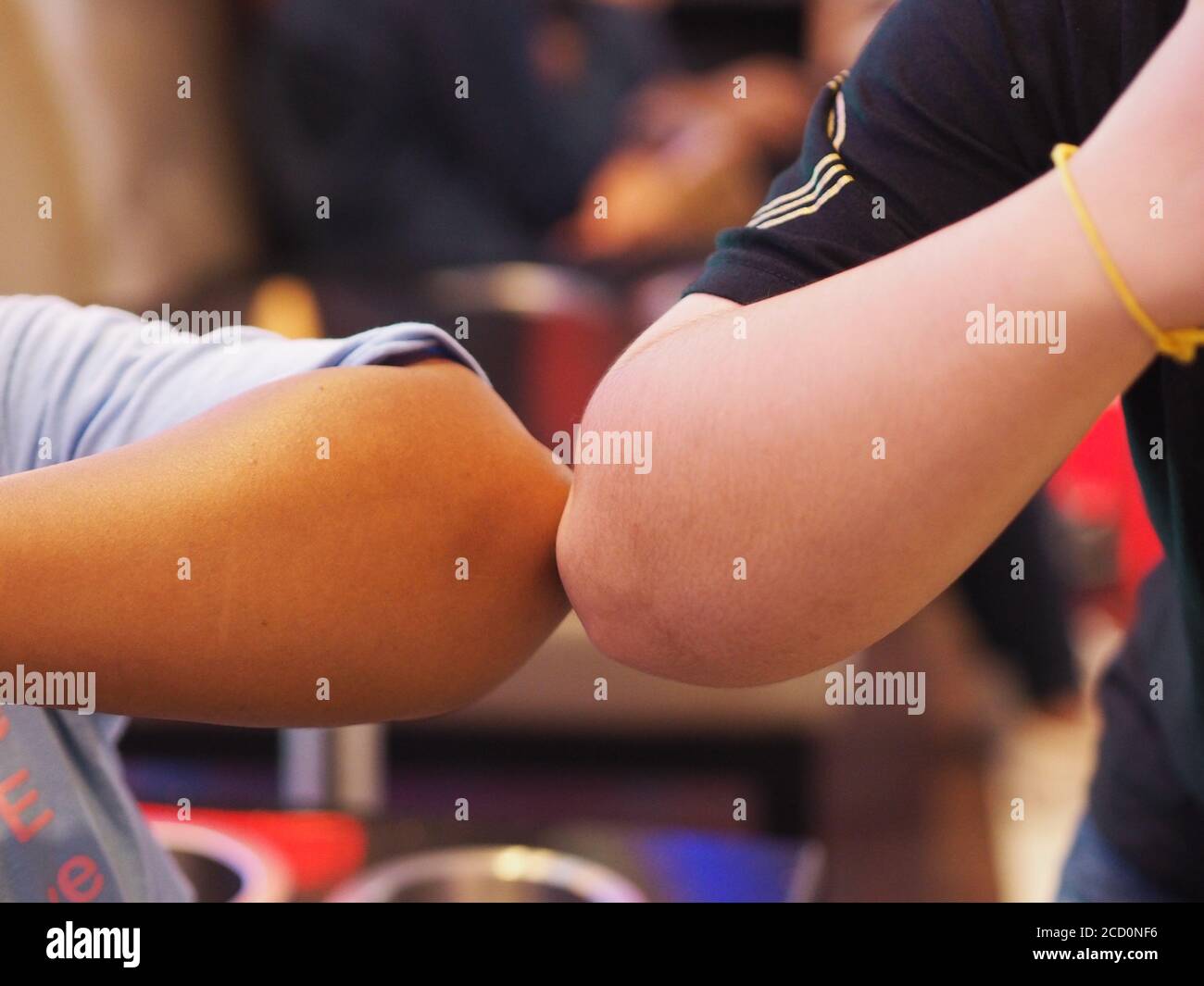 Due donne alternative handshakes Elbow Bump saluto nella situazione di un'epidemia covid 19, coronavirus Foto Stock