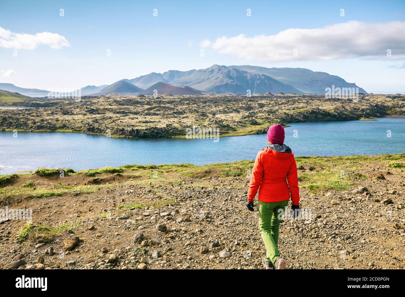 Islanda natura escursione avventura viaggio wanderlust. Ragazza escursionista che cammina attraverso i campi di lava in un incredibile paesaggio islandese drammatico. Vacanza in Europa Foto Stock