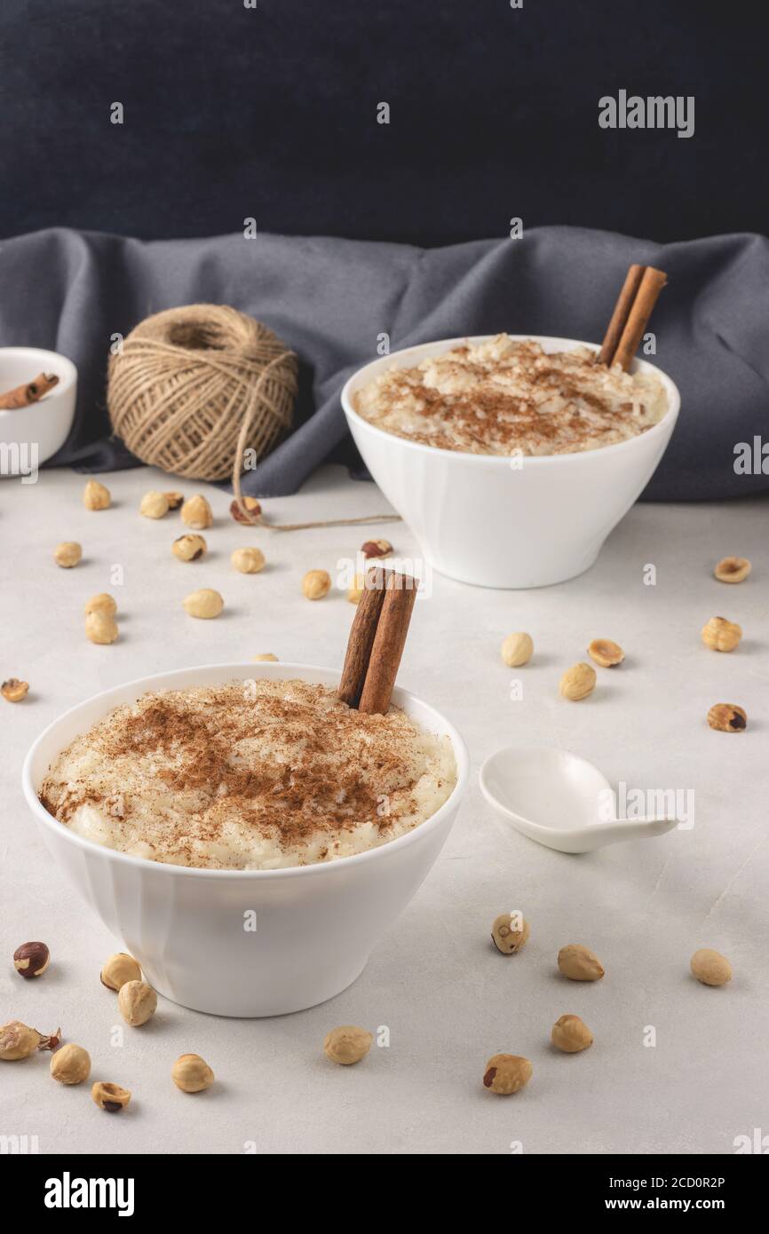 Delizioso dessert, budino con cannella e uvetta in ciotole, vista ravvicinata. Servita e pronta a mangiare. Foto Stock