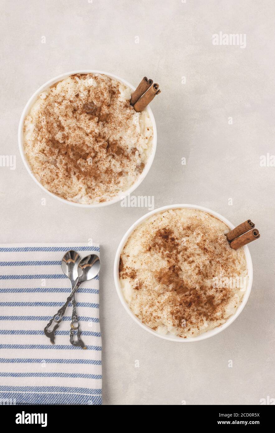 Delizioso dessert, budino con cannella e uvetta in ciotole, vista dall'alto, piatto. Servita e pronta a mangiare. Foto Stock