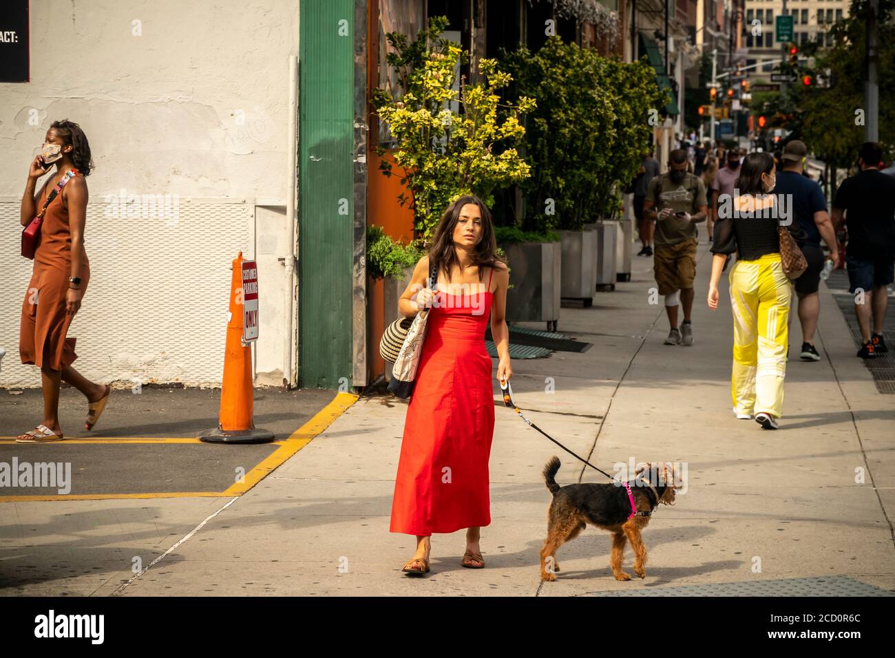 Donna senza maschera attende di attraversare Houston Street nel quartiere Noho a New York sabato 15 agosto 2020 (© Richard B. Levine) Foto Stock