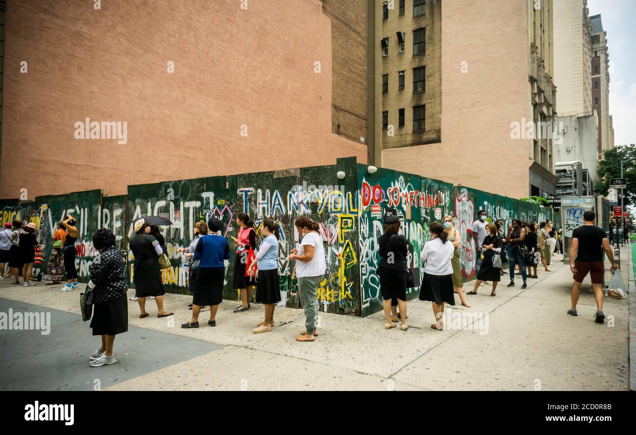 Gli acquirenti più esigenti si allineano al di fuori del negozio Sample sale 260 di New York mercoledì 12 agosto 2020 per acquistare abiti e accessori di design Oscar De la Renta molto ridotti. Il negozio ha riaperto oggi con appuntamenti in-store, ma i walk-in sono stati accolti con favore. (© Richard B. Levine) Foto Stock