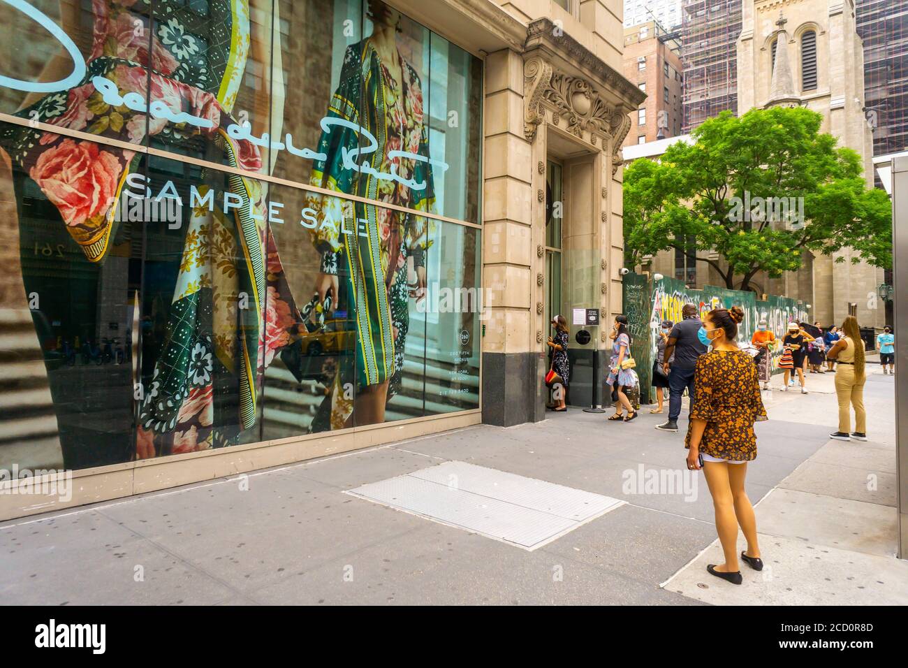 Gli acquirenti più esigenti si allineano al di fuori del negozio Sample sale 260 di New York mercoledì 12 agosto 2020 per acquistare abiti e accessori di design Oscar De la Renta molto ridotti. Il negozio ha riaperto oggi con appuntamenti in-store, ma i walk-in sono stati accolti con favore. (© Richard B. Levine) Foto Stock