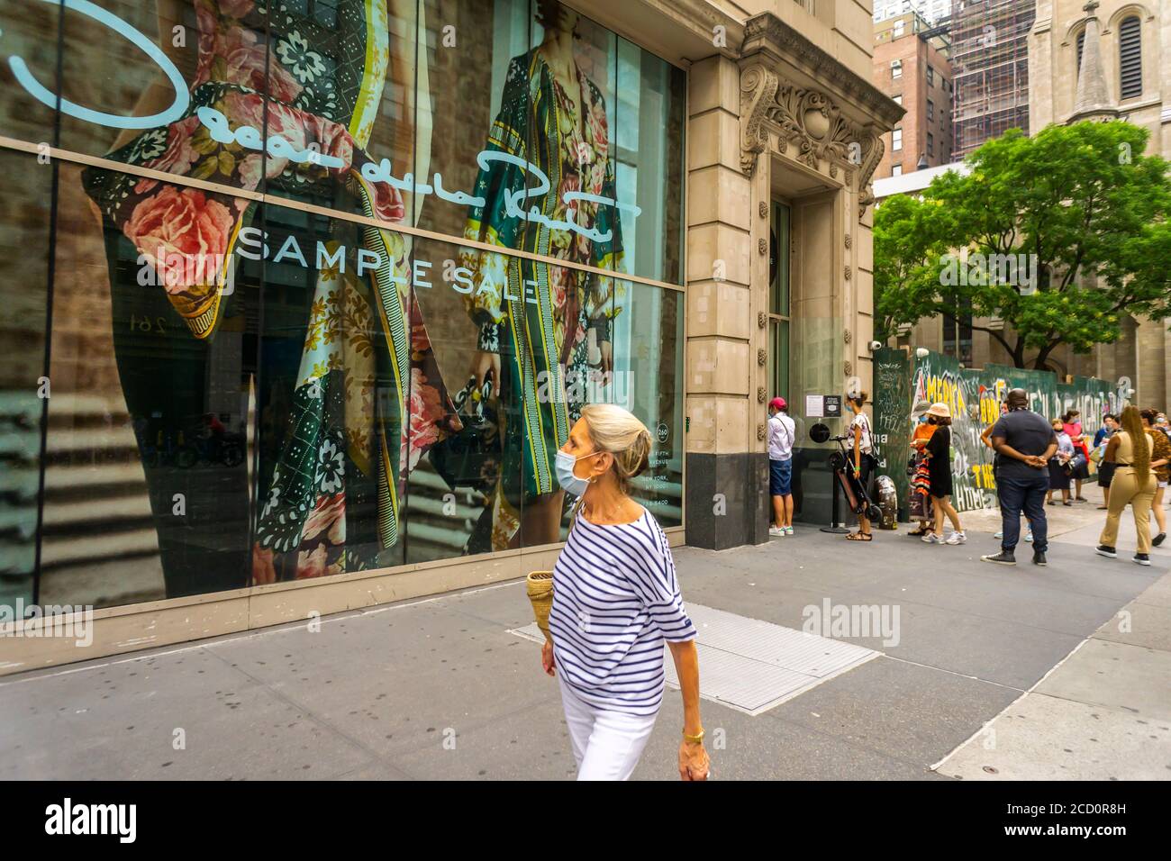 Gli acquirenti più esigenti si allineano al di fuori del negozio Sample sale 260 di New York mercoledì 12 agosto 2020 per acquistare abiti e accessori di design Oscar De la Renta molto ridotti. Il negozio ha riaperto oggi con appuntamenti in-store, ma i walk-in sono stati accolti con favore. (© Richard B. Levine) Foto Stock