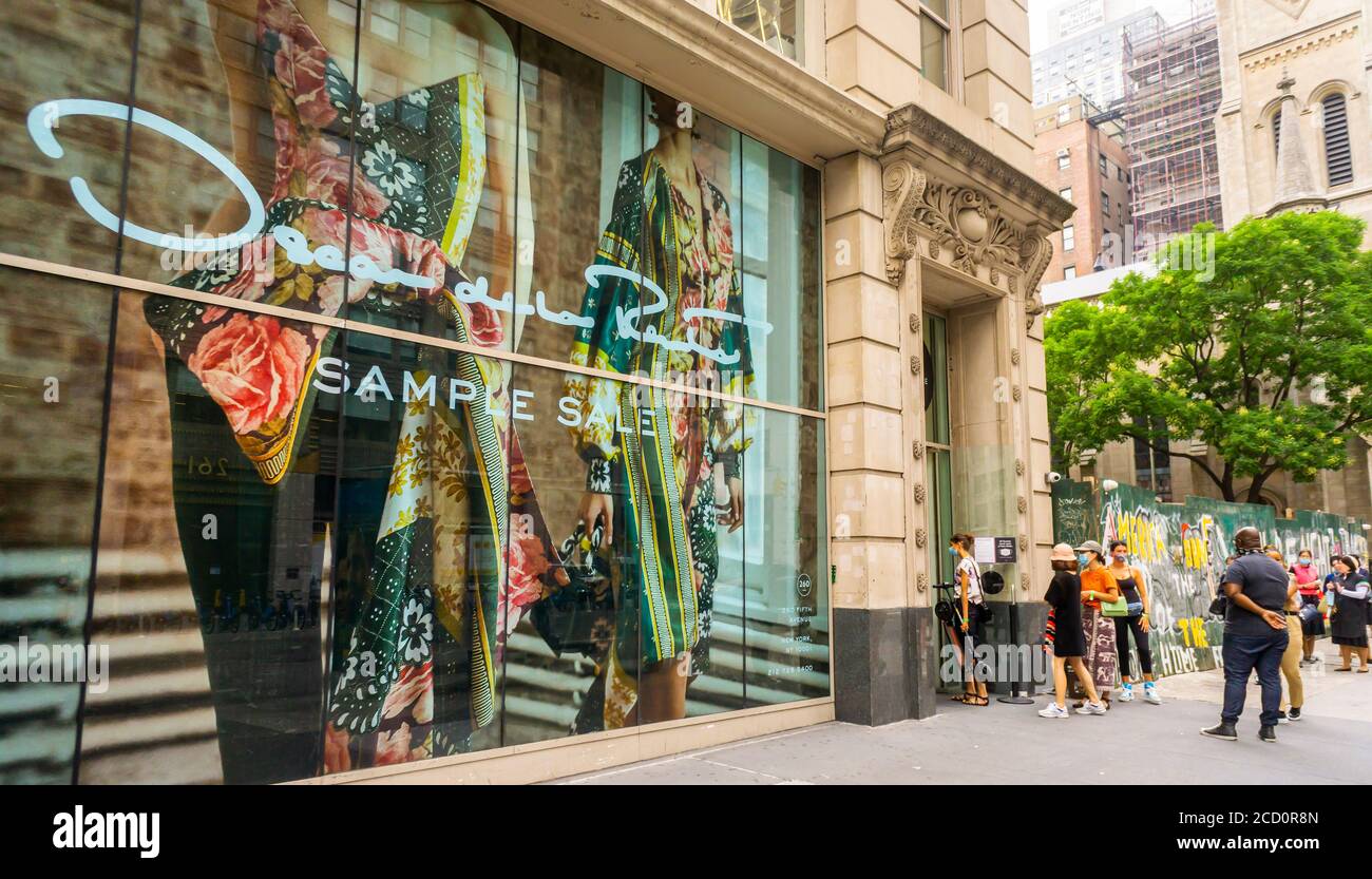 Gli acquirenti più esigenti si allineano al di fuori del negozio Sample sale 260 di New York mercoledì 12 agosto 2020 per acquistare abiti e accessori di design Oscar De la Renta molto ridotti. Il negozio ha riaperto oggi con appuntamenti in-store, ma i walk-in sono stati accolti con favore. (© Richard B. Levine) Foto Stock