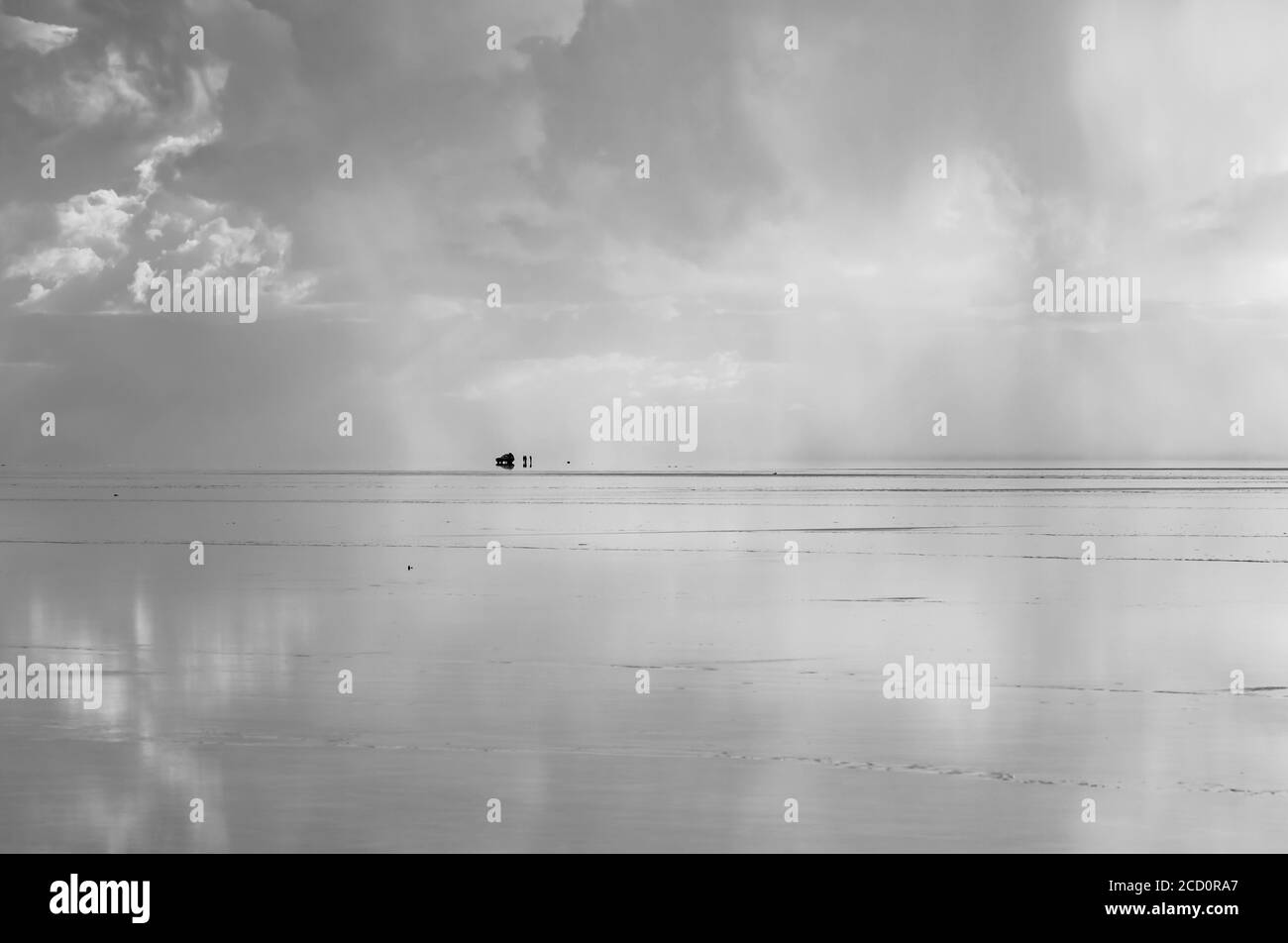 Riflessione durante la stagione umida (dicembre-febbraio) a Salar de Uyuni, la più grande distesa di sale del mondo; Potosi Department, Bolivia Foto Stock