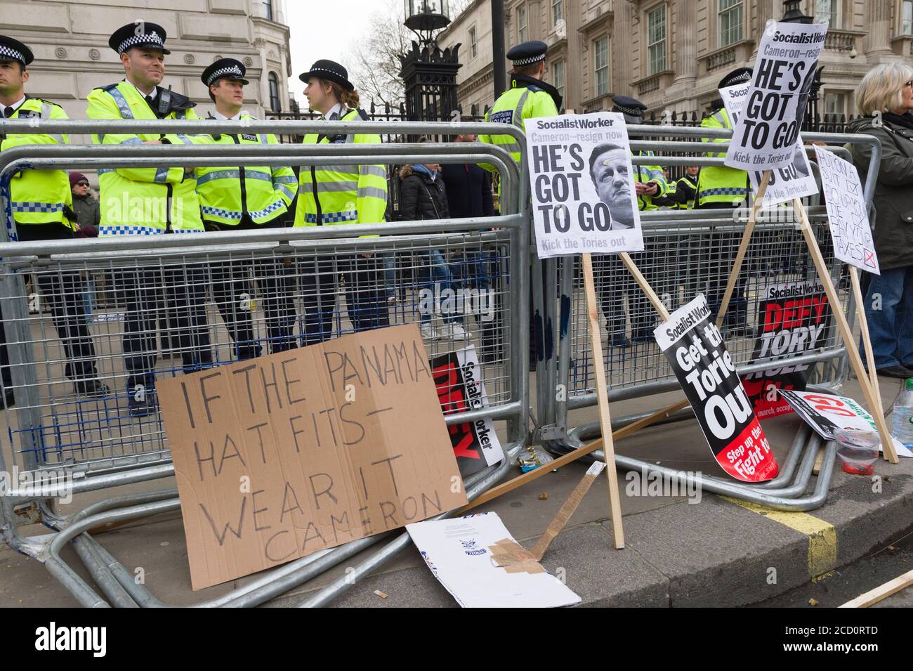I manifestanti si sono riuniti fuori Downing Street chiedendo le dimissioni del primo ministro David Cameron, per il fatto di avere fondi in fiducia offshore, Blairmore Holdings, una società con sede a Panama, fondata dal suo defunto padre Ian, prima di venderli nel 2010. Gli organizzatori della manifestazione hanno affermato che le rivelazioni dei Panama Papers hanno sollevato questioni circa l'impegno di Cameron a contrastare l'evasione fiscale. Cameron ha negato qualsiasi illecito, ma ha ammesso che avrebbe potuto gestire meglio la riga fiscale. Downing Street, Whitehall, Londra, Regno Unito. 9 Apr 2016 Foto Stock