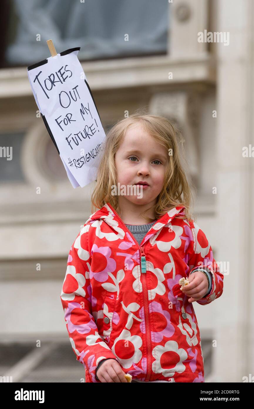 I manifestanti si sono riuniti fuori Downing Street chiedendo le dimissioni del primo ministro David Cameron, per il fatto di avere fondi in fiducia offshore, Blairmore Holdings, una società con sede a Panama, fondata dal suo defunto padre Ian, prima di venderli nel 2010. Gli organizzatori della manifestazione hanno affermato che le rivelazioni dei Panama Papers hanno sollevato questioni circa l'impegno di Cameron a contrastare l'evasione fiscale. Cameron ha negato qualsiasi illecito, ma ha ammesso che avrebbe potuto gestire meglio la riga fiscale. Downing Street, Whitehall, Londra, Regno Unito. 9 Apr 2016 Foto Stock