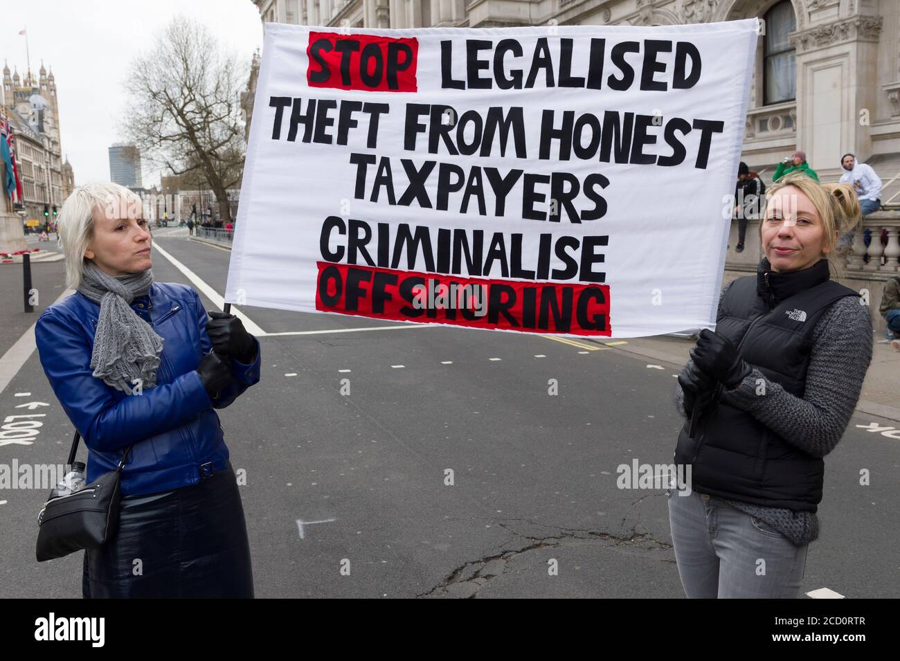I manifestanti si sono riuniti fuori Downing Street chiedendo le dimissioni del primo ministro David Cameron, per il fatto di avere fondi in fiducia offshore, Blairmore Holdings, una società con sede a Panama, fondata dal suo defunto padre Ian, prima di venderli nel 2010. Gli organizzatori della manifestazione hanno affermato che le rivelazioni dei Panama Papers hanno sollevato questioni circa l'impegno di Cameron a contrastare l'evasione fiscale. Cameron ha negato qualsiasi illecito, ma ha ammesso che avrebbe potuto gestire meglio la riga fiscale. Downing Street, Whitehall, Londra, Regno Unito. 9 Apr 2016 Foto Stock