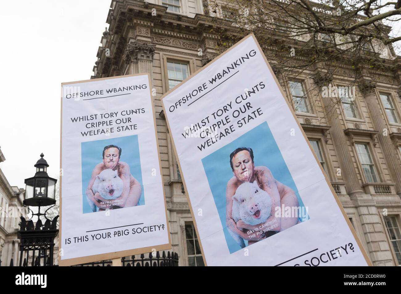 I manifestanti si sono riuniti fuori Downing Street chiedendo le dimissioni del primo ministro David Cameron, per il fatto di avere fondi in fiducia offshore, Blairmore Holdings, una società con sede a Panama, fondata dal suo defunto padre Ian, prima di venderli nel 2010. Gli organizzatori della manifestazione hanno affermato che le rivelazioni dei Panama Papers hanno sollevato questioni circa l'impegno di Cameron a contrastare l'evasione fiscale. Cameron ha negato qualsiasi illecito, ma ha ammesso che avrebbe potuto gestire meglio la riga fiscale. Downing Street, Whitehall, Londra, Regno Unito. 9 Apr 2016 Foto Stock