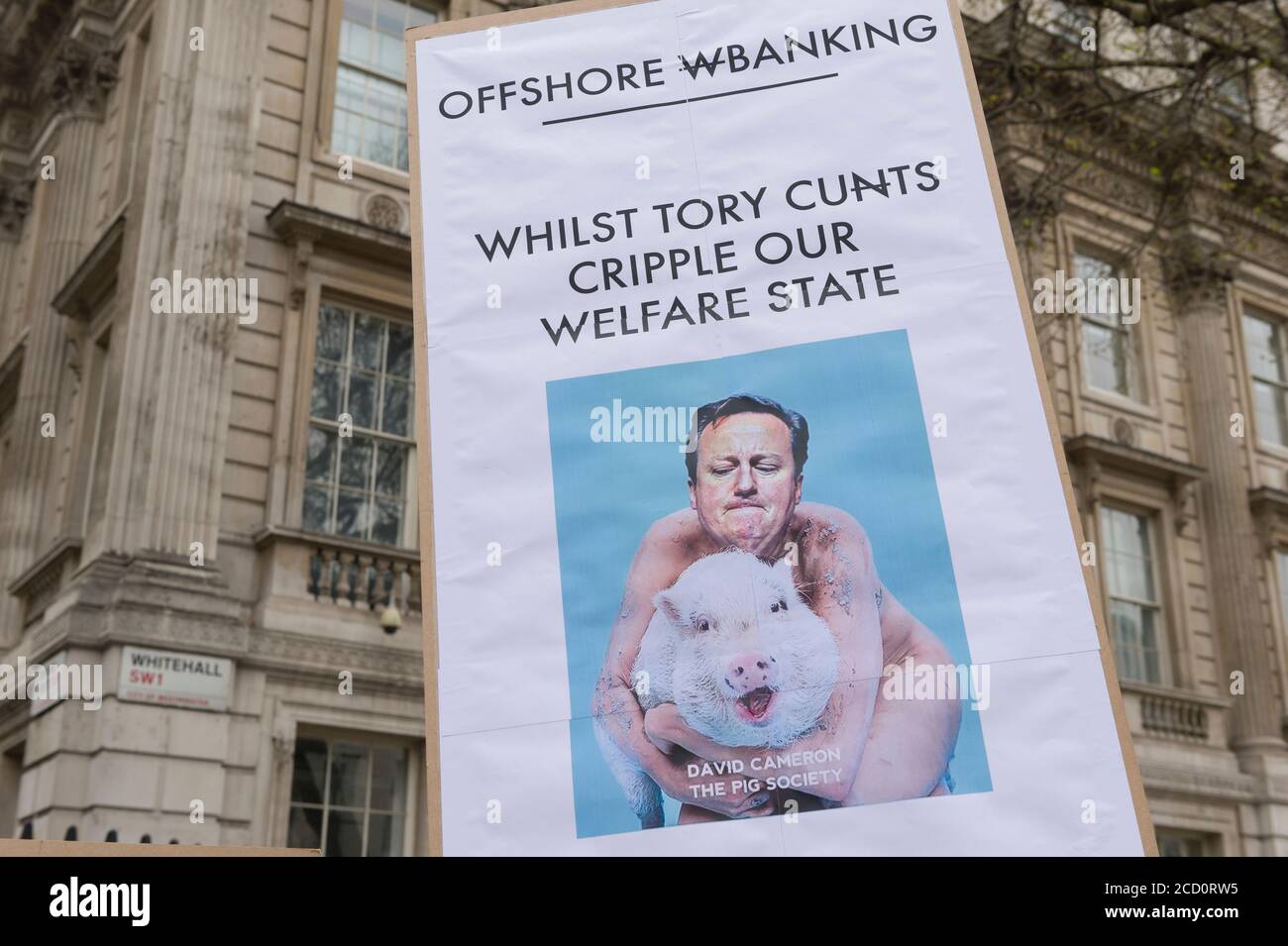 I manifestanti si sono riuniti fuori Downing Street chiedendo le dimissioni del primo ministro David Cameron, per il fatto di avere fondi in fiducia offshore, Blairmore Holdings, una società con sede a Panama, fondata dal suo defunto padre Ian, prima di venderli nel 2010. Gli organizzatori della manifestazione hanno affermato che le rivelazioni dei Panama Papers hanno sollevato questioni circa l'impegno di Cameron a contrastare l'evasione fiscale. Cameron ha negato qualsiasi illecito, ma ha ammesso che avrebbe potuto gestire meglio la riga fiscale. Downing Street, Whitehall, Londra, Regno Unito. 9 Apr 2016 Foto Stock