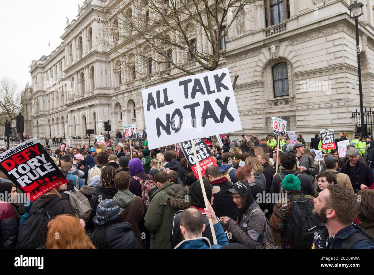 I manifestanti si sono riuniti fuori Downing Street chiedendo le dimissioni del primo ministro David Cameron, per il fatto di avere fondi in fiducia offshore, Blairmore Holdings, una società con sede a Panama, fondata dal suo defunto padre Ian, prima di venderli nel 2010. Gli organizzatori della manifestazione hanno affermato che le rivelazioni dei Panama Papers hanno sollevato questioni circa l'impegno di Cameron a contrastare l'evasione fiscale. Cameron ha negato qualsiasi illecito, ma ha ammesso che avrebbe potuto gestire meglio la riga fiscale. Downing Street, Whitehall, Londra, Regno Unito. 9 Apr 2016 Foto Stock