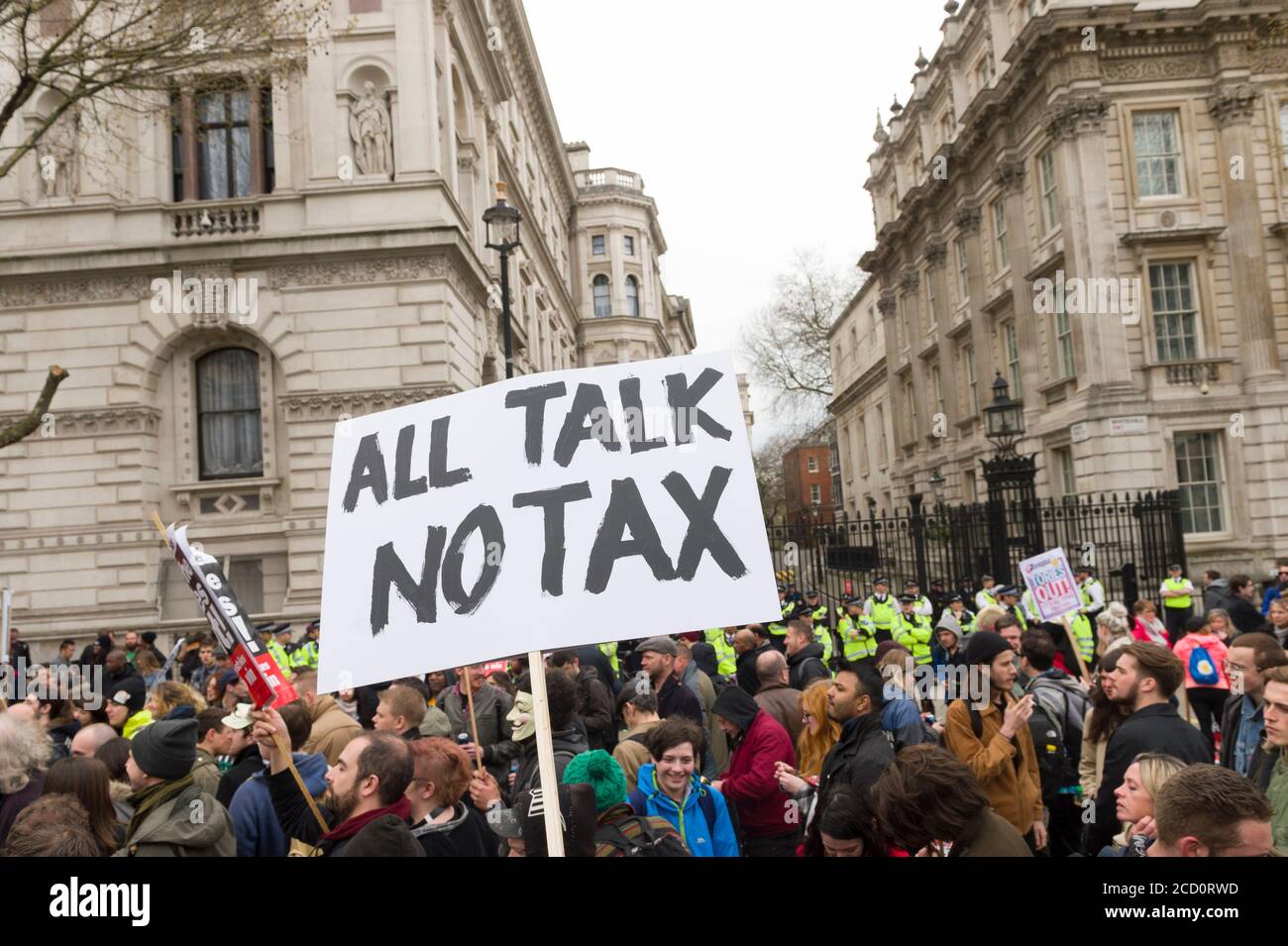 I manifestanti si sono riuniti fuori Downing Street chiedendo le dimissioni del primo ministro David Cameron, per il fatto di avere fondi in fiducia offshore, Blairmore Holdings, una società con sede a Panama, fondata dal suo defunto padre Ian, prima di venderli nel 2010. Gli organizzatori della manifestazione hanno affermato che le rivelazioni dei Panama Papers hanno sollevato questioni circa l'impegno di Cameron a contrastare l'evasione fiscale. Cameron ha negato qualsiasi illecito, ma ha ammesso che avrebbe potuto gestire meglio la riga fiscale. Downing Street, Whitehall, Londra, Regno Unito. 9 Apr 2016 Foto Stock