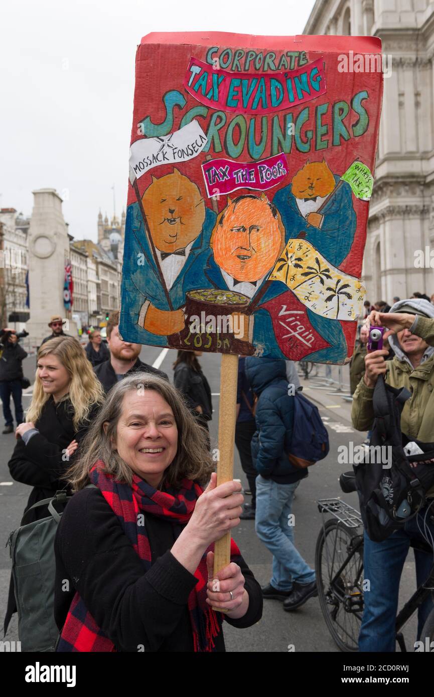 I manifestanti si sono riuniti fuori Downing Street chiedendo le dimissioni del primo ministro David Cameron, per il fatto di avere fondi in fiducia offshore, Blairmore Holdings, una società con sede a Panama, fondata dal suo defunto padre Ian, prima di venderli nel 2010. Gli organizzatori della manifestazione hanno affermato che le rivelazioni dei Panama Papers hanno sollevato questioni circa l'impegno di Cameron a contrastare l'evasione fiscale. Cameron ha negato qualsiasi illecito, ma ha ammesso che avrebbe potuto gestire meglio la riga fiscale. Downing Street, Whitehall, Londra, Regno Unito. 9 Apr 2016 Foto Stock