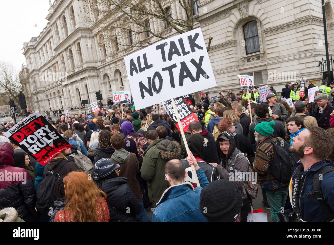 I manifestanti si sono riuniti fuori Downing Street chiedendo le dimissioni del primo ministro David Cameron, per il fatto di avere fondi in fiducia offshore, Blairmore Holdings, una società con sede a Panama, fondata dal suo defunto padre Ian, prima di venderli nel 2010. Gli organizzatori della manifestazione hanno affermato che le rivelazioni dei Panama Papers hanno sollevato questioni circa l'impegno di Cameron a contrastare l'evasione fiscale. Cameron ha negato qualsiasi illecito, ma ha ammesso che avrebbe potuto gestire meglio la riga fiscale. Downing Street, Whitehall, Londra, Regno Unito. 9 Apr 2016 Foto Stock