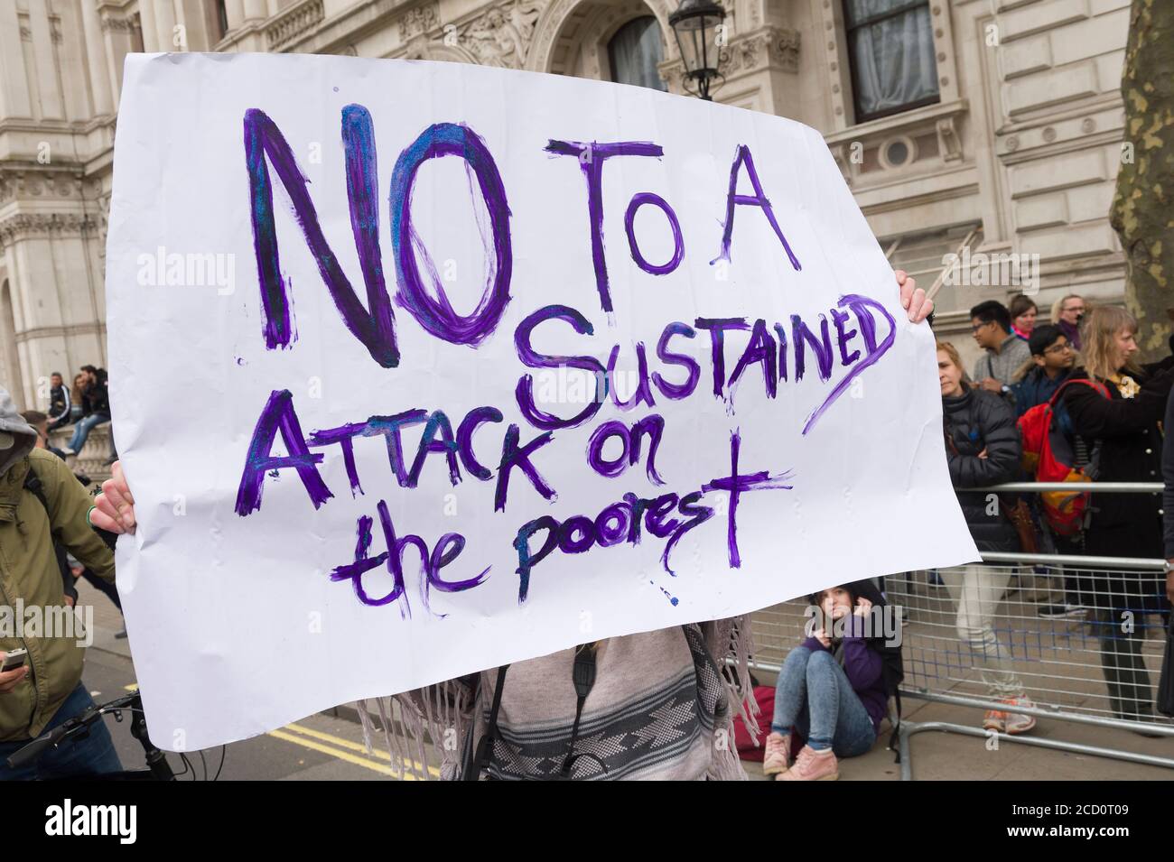 I manifestanti si sono riuniti fuori Downing Street chiedendo le dimissioni del primo ministro David Cameron, per il fatto di avere fondi in fiducia offshore, Blairmore Holdings, una società con sede a Panama, fondata dal suo defunto padre Ian, prima di venderli nel 2010. Gli organizzatori della manifestazione hanno affermato che le rivelazioni dei Panama Papers hanno sollevato questioni circa l'impegno di Cameron a contrastare l'evasione fiscale. Cameron ha negato qualsiasi illecito, ma ha ammesso che avrebbe potuto gestire meglio la riga fiscale. Downing Street, Whitehall, Londra, Regno Unito. 9 Apr 2016 Foto Stock