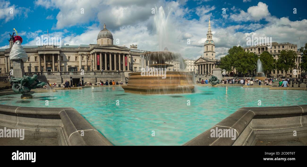 LONDRA- la National Portrait Gallery su Trafalgar Square, un'area di riferimento famosa in tutto il mondo nel West End di Londra Foto Stock