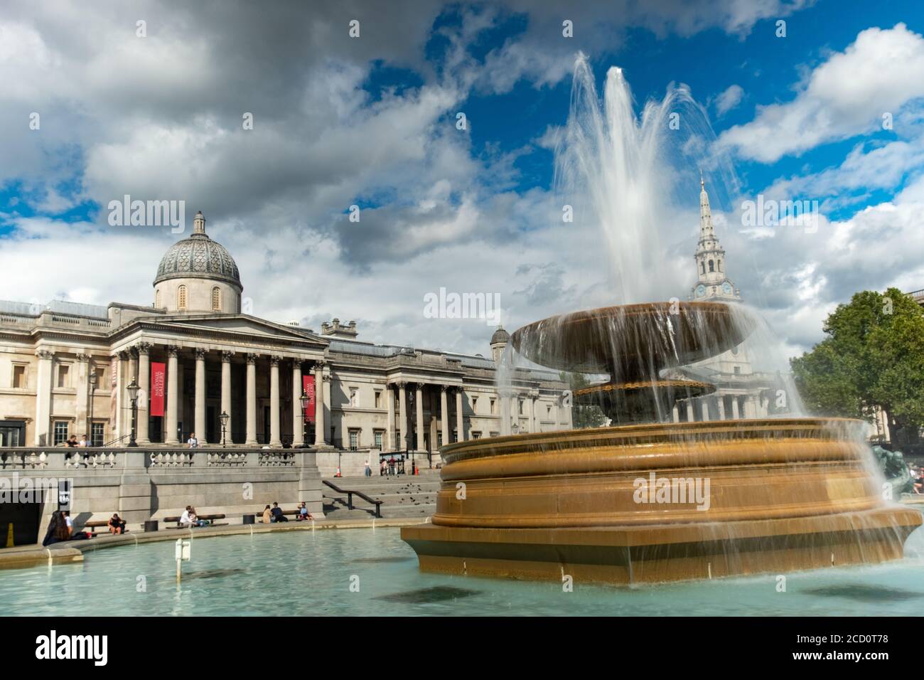 LONDRA- la National Portrait Gallery su Trafalgar Square, un'area di riferimento famosa in tutto il mondo nel West End di Londra Foto Stock