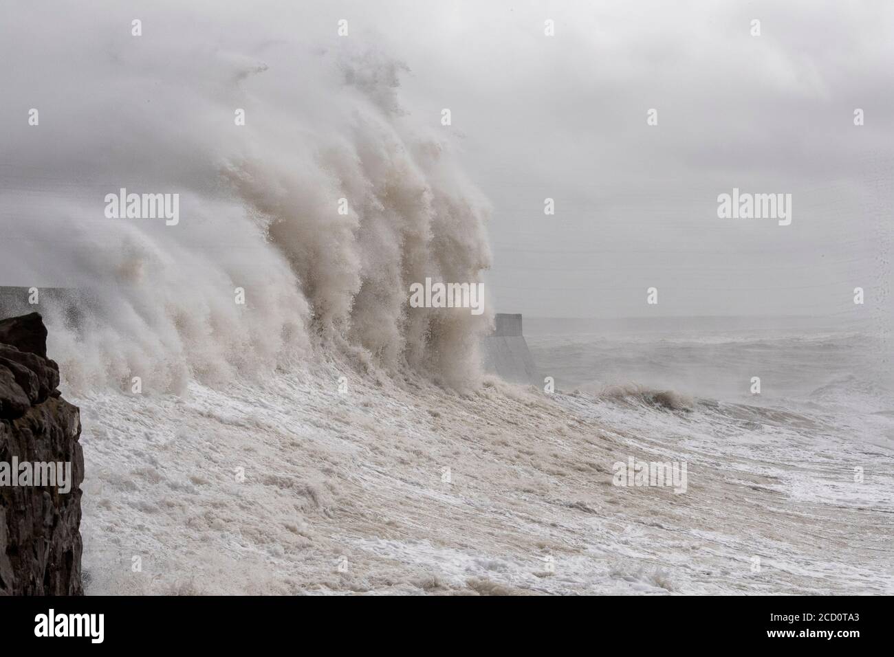 Molo e faro di Porthcawl di Stormy Seas Batter. Galles del Sud Regno Unito Foto Stock