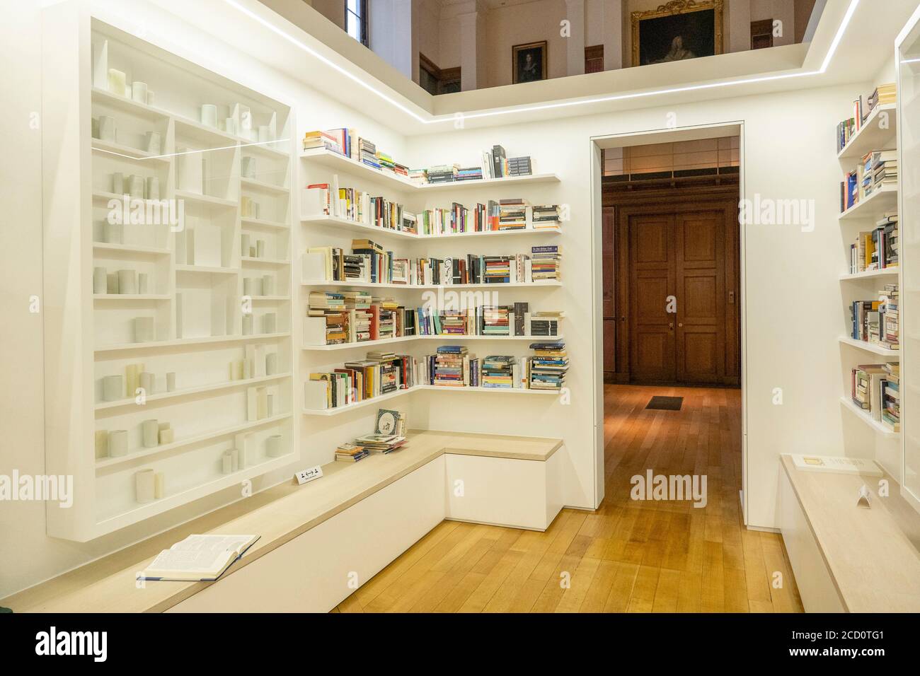 Londra, Inghilterra. 25 agosto 2020. Biblioteca di Edmund de Waal di installazione esile al British Museum rassegna stampa. Il British Museum riaprirà le sue porte al pubblico in linea con le linee guida del governo e con le nuove misure di sicurezza in vigore. Dopo cinque mesi di chiusura a causa della pandemia del coronavirus, il British Museum riaprirà le sue porte al pubblico il 27 agosto 2020. Un nuovo percorso di sola andata intorno alle gallerie al piano terra permetterà ai visitatori di accedere a oltre 9000 oggetti. Altre gallerie riapriranno più tardi a settembre. (Foto di Sam Mellish / Alamy Live News) Foto Stock