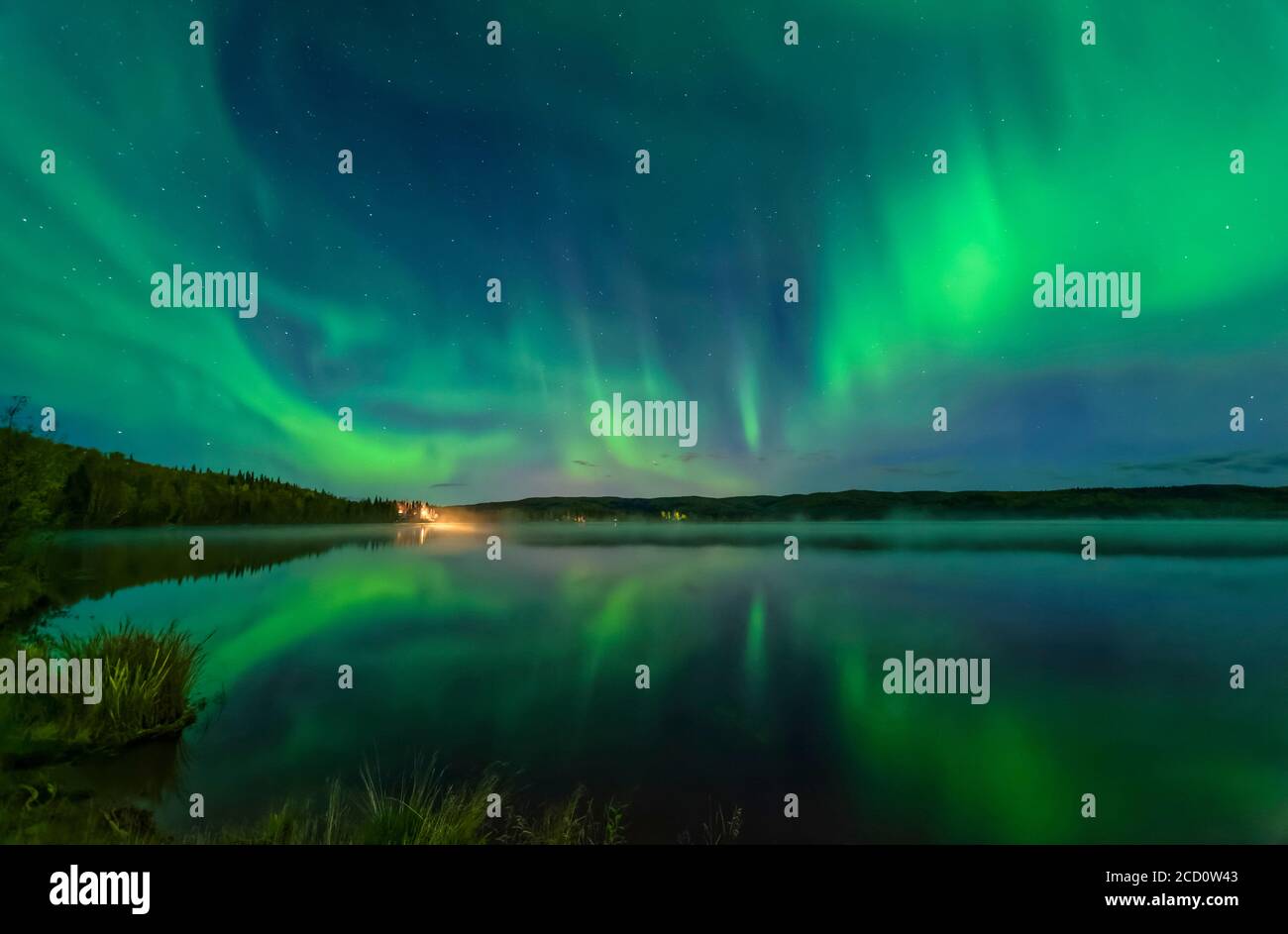 l'aurora verde brillante si riflette sul lago Birch, Alaska interna in autunno; Fairbanks, Alaska, Stati Uniti d'America Foto Stock