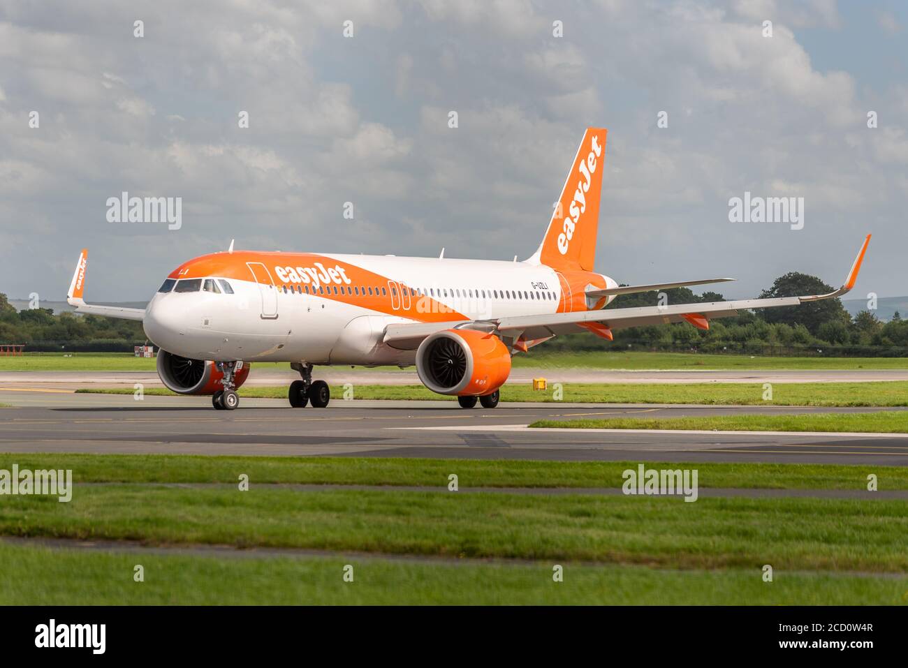 MANCHESTER UK, AGOSTO 20 2020: EasyJet Airlines Airbus A320-251N volo U21850 da Mahon Menorca Airport, Spagna, è documentato tassare in aeroporto Foto Stock