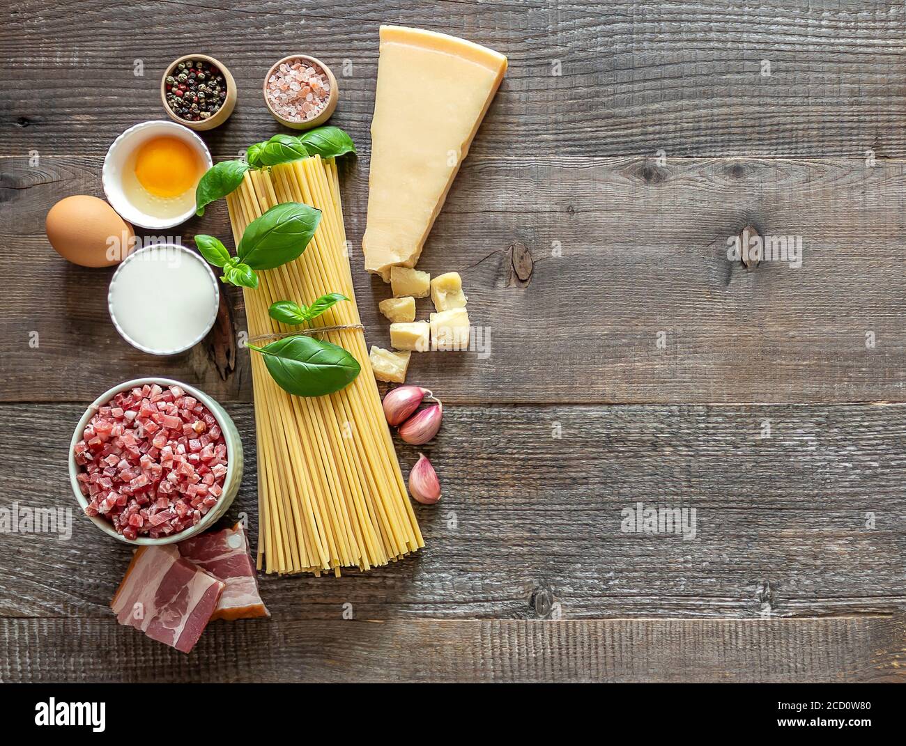 Ingredienti freschi crudi per la pasta tradizionale italiana Carbonara. Foto Stock