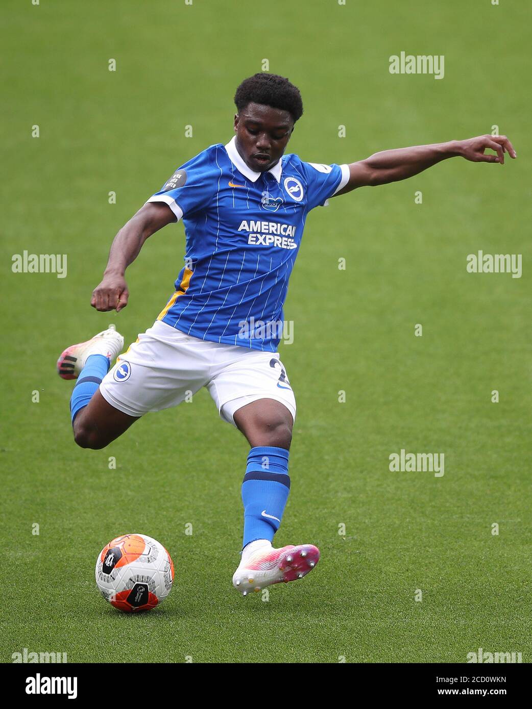 Brighton e Hove Albion's Tariq Lamptey durante la partita della Premier League a Turf Moor, Burnley. Foto Stock