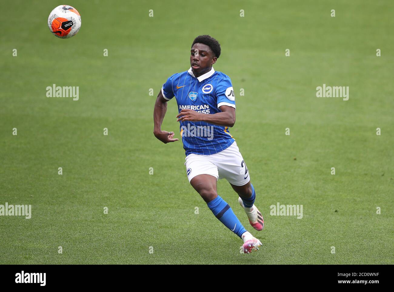Brighton e Hove Albion's Tariq Lamptey durante la partita della Premier League a Turf Moor, Burnley. Foto Stock