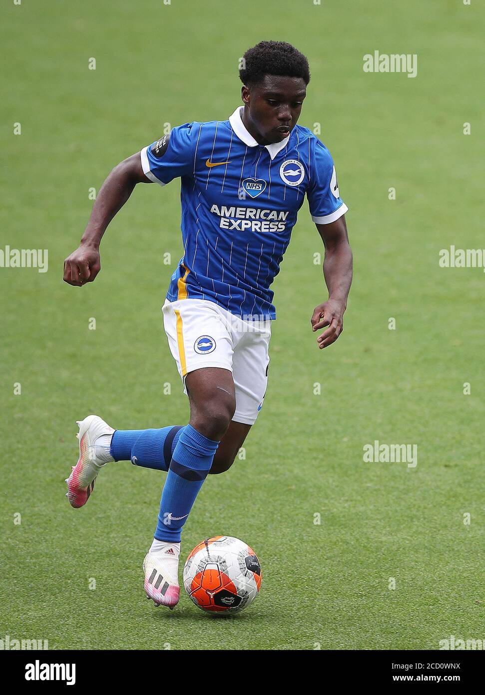 Brighton e Hove Albion's Tariq Lamptey durante la partita della Premier League a Turf Moor, Burnley. Foto Stock