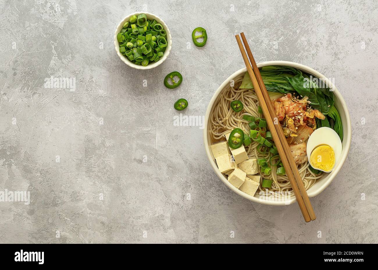 Ramen vegetariano di noodle con tofu e kimchi Foto Stock