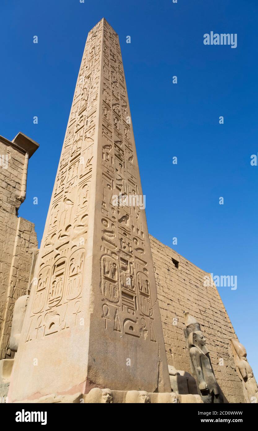 Obelisco, Colossi di Ramses II di fronte a Pylon, Obelisco, Tempio di Luxor, sito patrimonio dell'umanità dell'UNESCO; Luxor, Egitto Foto Stock