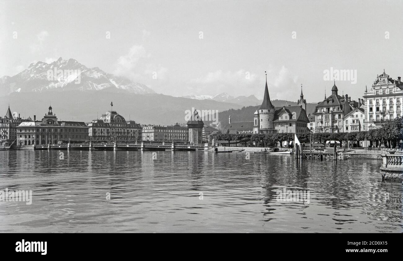 Una fotografia in bianco e nero degli anni '20 che mostra Lucerna in Svizzera con il Monte Pilatus sullo sfondo. Foto Stock