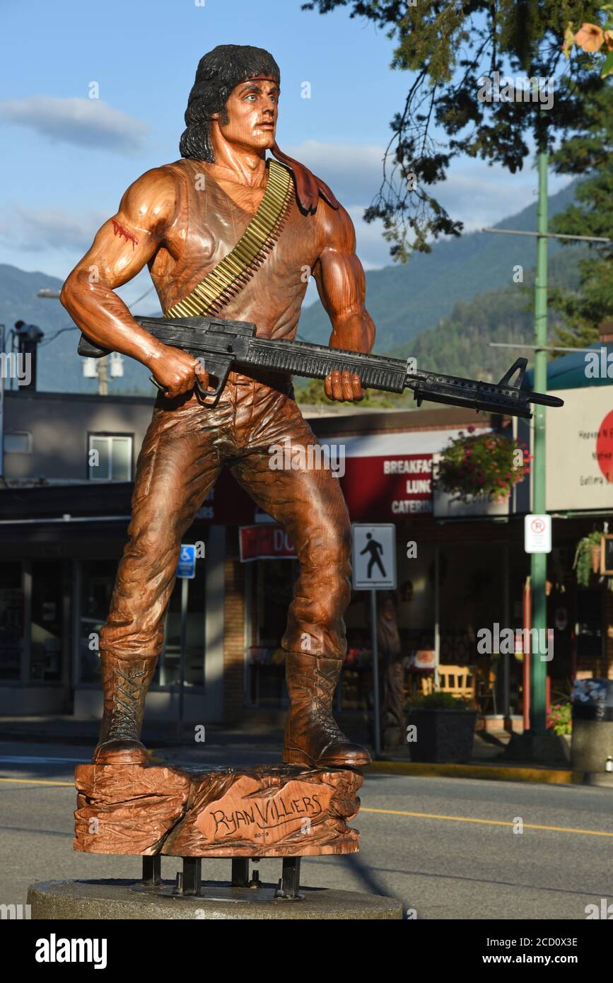 Hope, British Columbia, Canada, 24, AGOSTO 2020 - UNA statua di scultura a motosega appena svelata del personaggio di John Rambo, raffigurata dall'attore Sylvester Stallone nel film First Blood, si trova lungo la strada principale di Hope, British Columbia, Canada. Il film è stato girato nel 1982 nella piccola città canadese. La statua è stata scolpita dall'artista di motosega Ryan Villiers. Don Denton/Alamy Live News Foto Stock