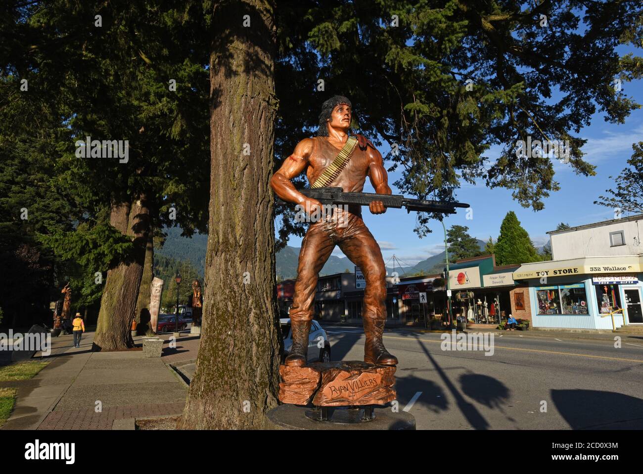 Hope, British Columbia, Canada, 24, AGOSTO 2020 - UNA statua di scultura a motosega appena svelata del personaggio di John Rambo, raffigurata dall'attore Sylvester Stallone nel film First Blood, si trova lungo la strada principale di Hope, British Columbia, Canada. Il film è stato girato nel 1982 nella piccola città canadese. La statua è stata scolpita dall'artista di motosega Ryan Villiers. Don Denton/Alamy Live News Foto Stock