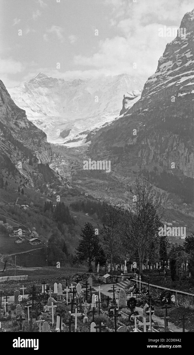 Fotografia in bianco e nero degli anni '20 che mostra il ghiacciaio inferiore di Grindelwald e Finsteraarjoch in Svizzera. Foto Stock