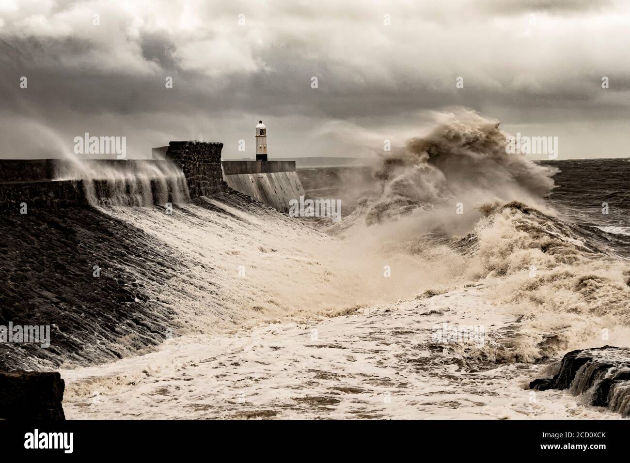Faro di Porthcawl durante la tempesta Francis 25 agosto 2020 Foto Stock