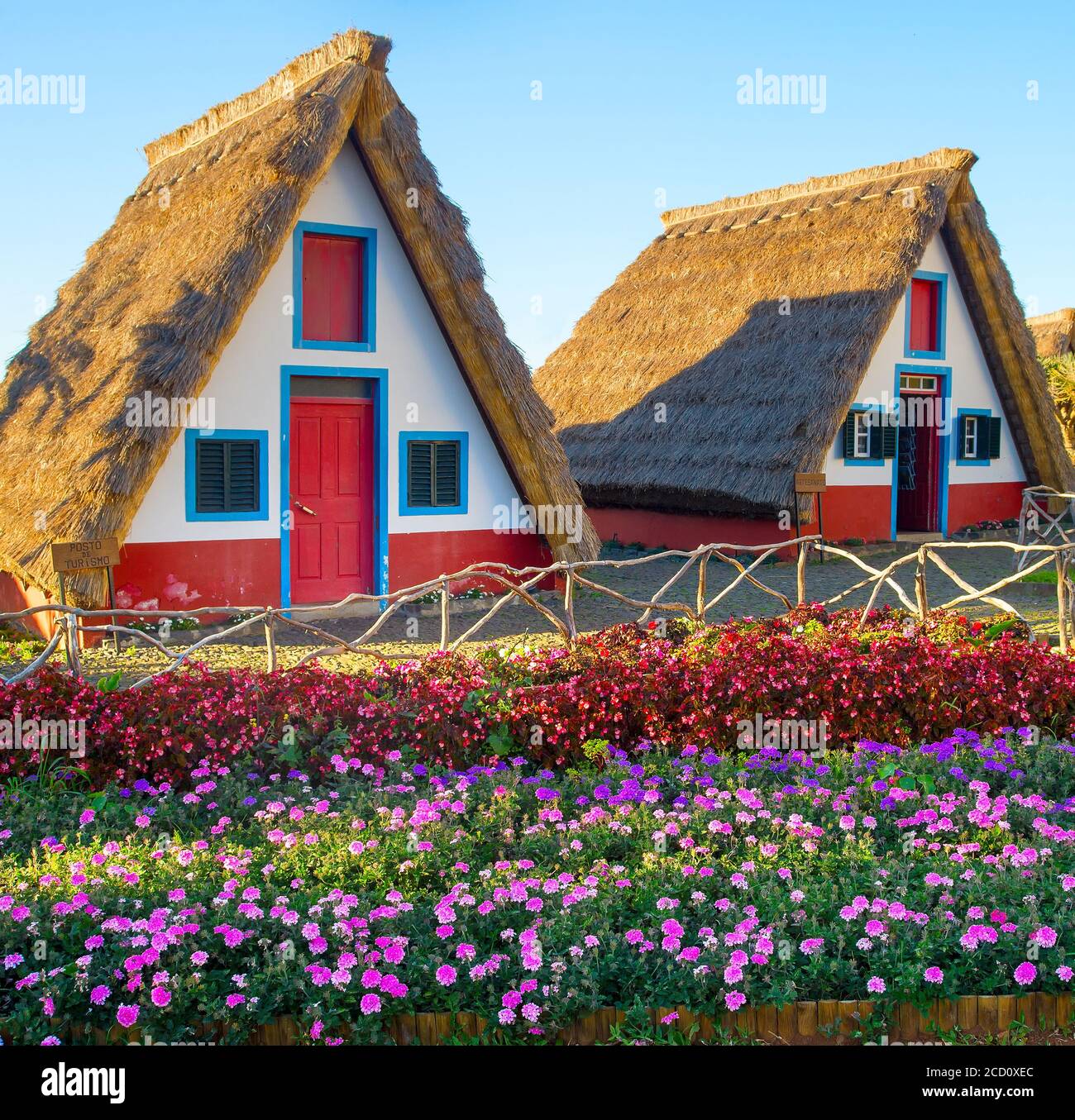Case rurali tradizionali a Santana, isola di Madeira, Portogallo. Foto Stock