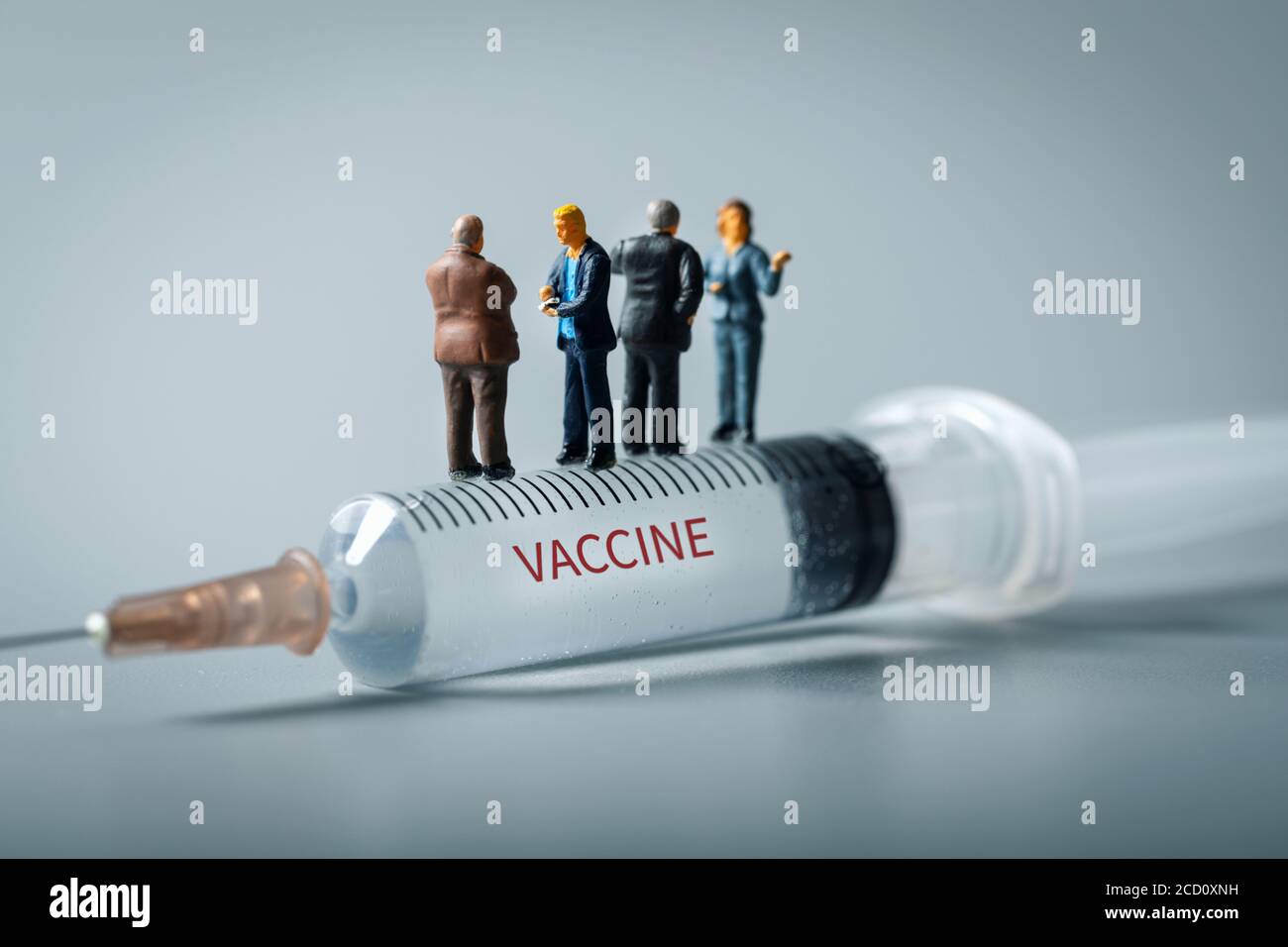 industria medica uomini d'affari in piedi su siringa. nuovo concetto di invenzione di vaccino Foto Stock