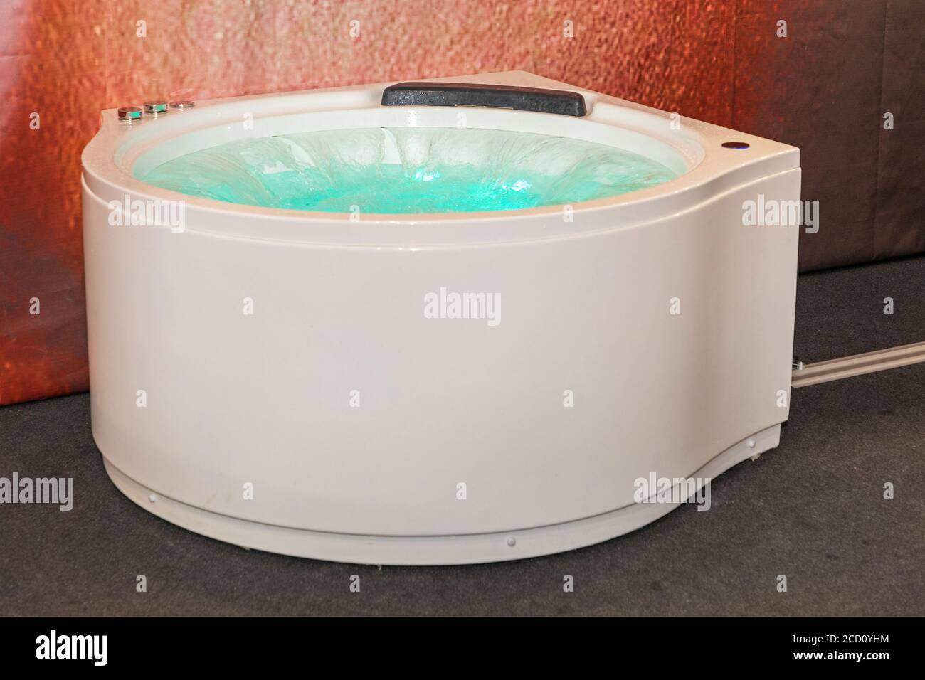 Vasca da bagno rotonda con acqua e idromassaggio Vortex Foto stock - Alamy