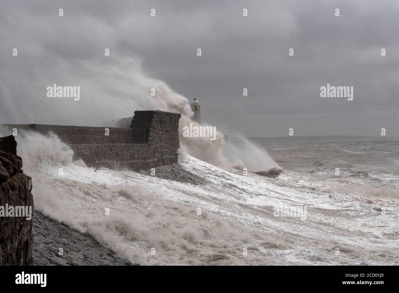 Molo e faro di Porthcawl di Stormy Seas Batter. Galles del Sud Regno Unito Foto Stock