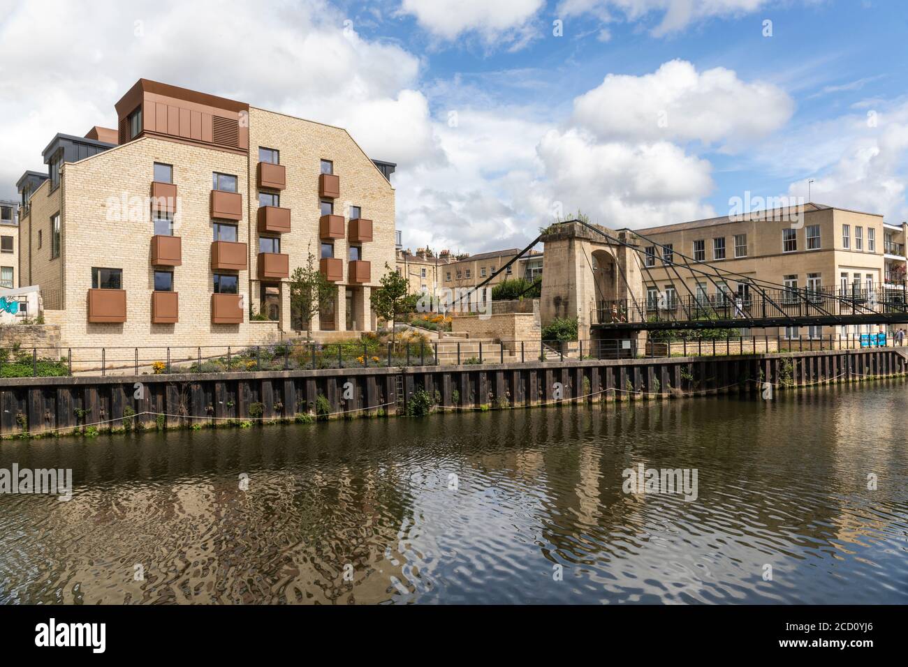 Victoria Bridge sul fiume Avon a Bath Riverside sviluppo di appartamenti di lusso e attici vicino Bath City Centre, Somerset, Inghilterra, Regno Unito Foto Stock