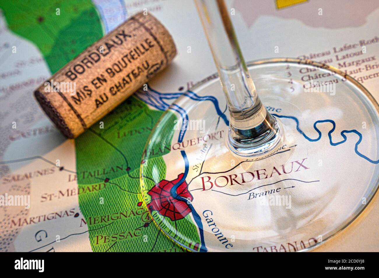 Bordeaux Mappa Tour del vino francese concetto di degustazione, gambo di vino in vetro, Bordeaux Chateau tappo d'annata in primo piano, sulla vecchia storica Bordeaux fine zone mappa delle zone di vino Bordeaux Francia Foto Stock