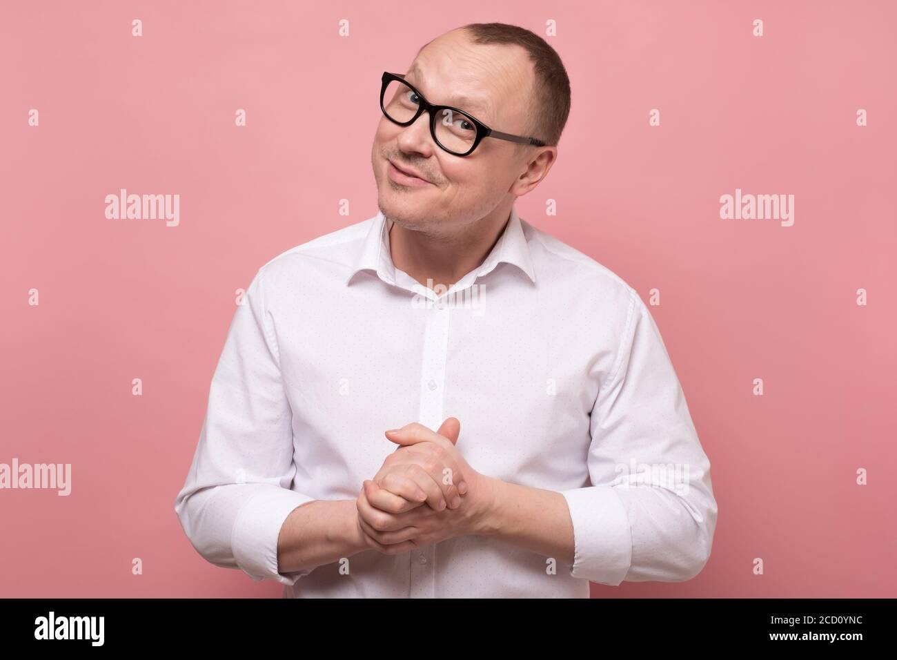 Attento uomo di mezza età in occhiali ascoltando la vostra opinione Foto Stock