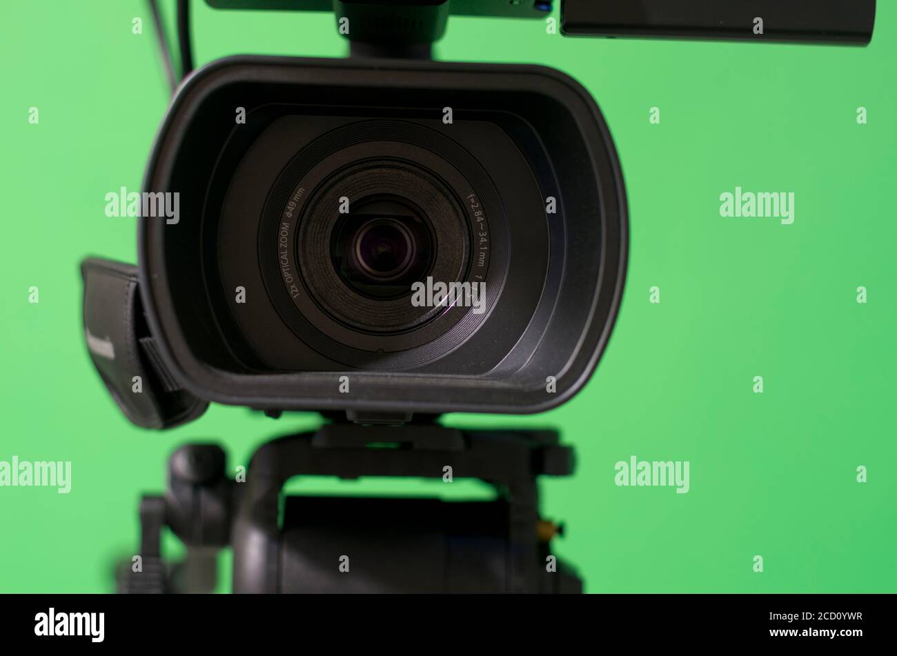 Videocamera professionale davanti allo schermo verde Foto Stock