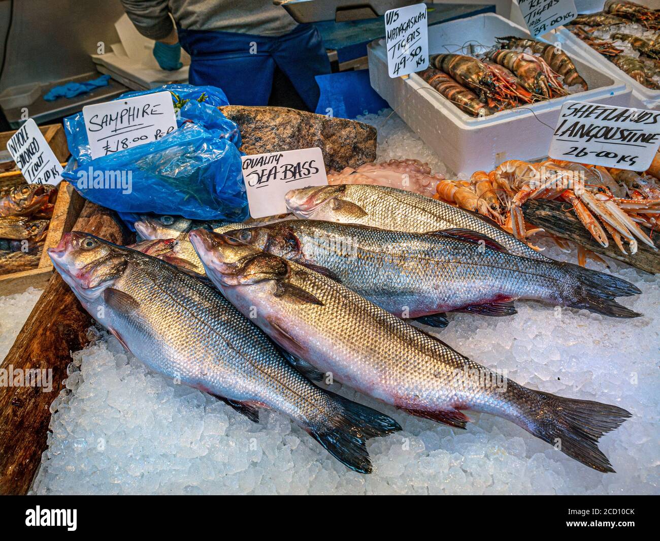 I pesci freschi britannici mostrano varietà di pesce tra cui Sea Bass, Samphire, Shetlands Langoustine, Trout, sullo stallo mercato dei pescatori, esposti in vendita al Borough Market Southwark London UK Foto Stock