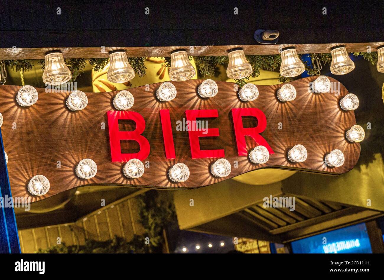 Tedesco birra Stall mercatino di Natale Bier stalla segno illuminato a. Notte South Bank Londra UK Foto Stock