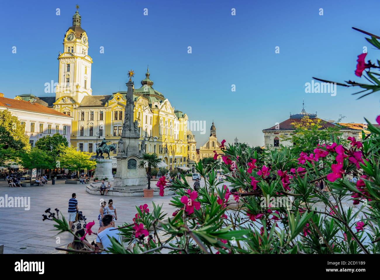 Pecs, Ungheria - 21.08.2020: La piazza principale di Pecs Ungheria con fiori Foto Stock